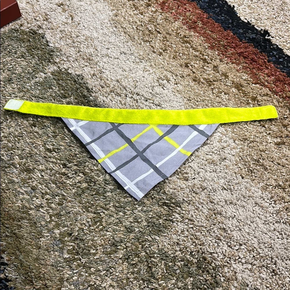 Vibrant Gray and Yellow Dog Bandana S/M   Velcro-style-Closure NWOT